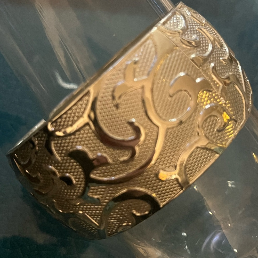 Silver colored  bracelet